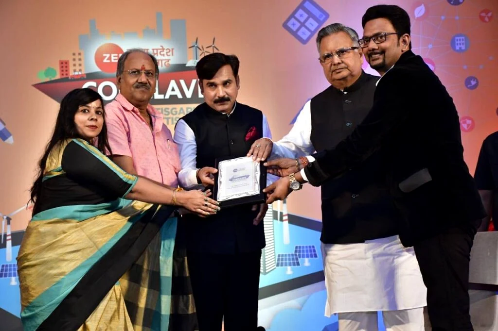 Dr. Ashish Patni receiving State Gaurav Puraskar from Chief Minister